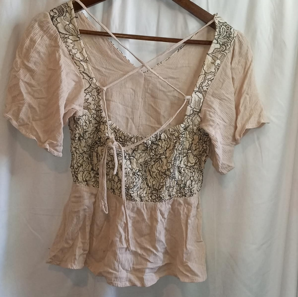 gimmicks BKE Cream Lace Peplum K-pop Shirt XS Flowy Fairy Boho Tie Back Baddie - Picture 2 of 6